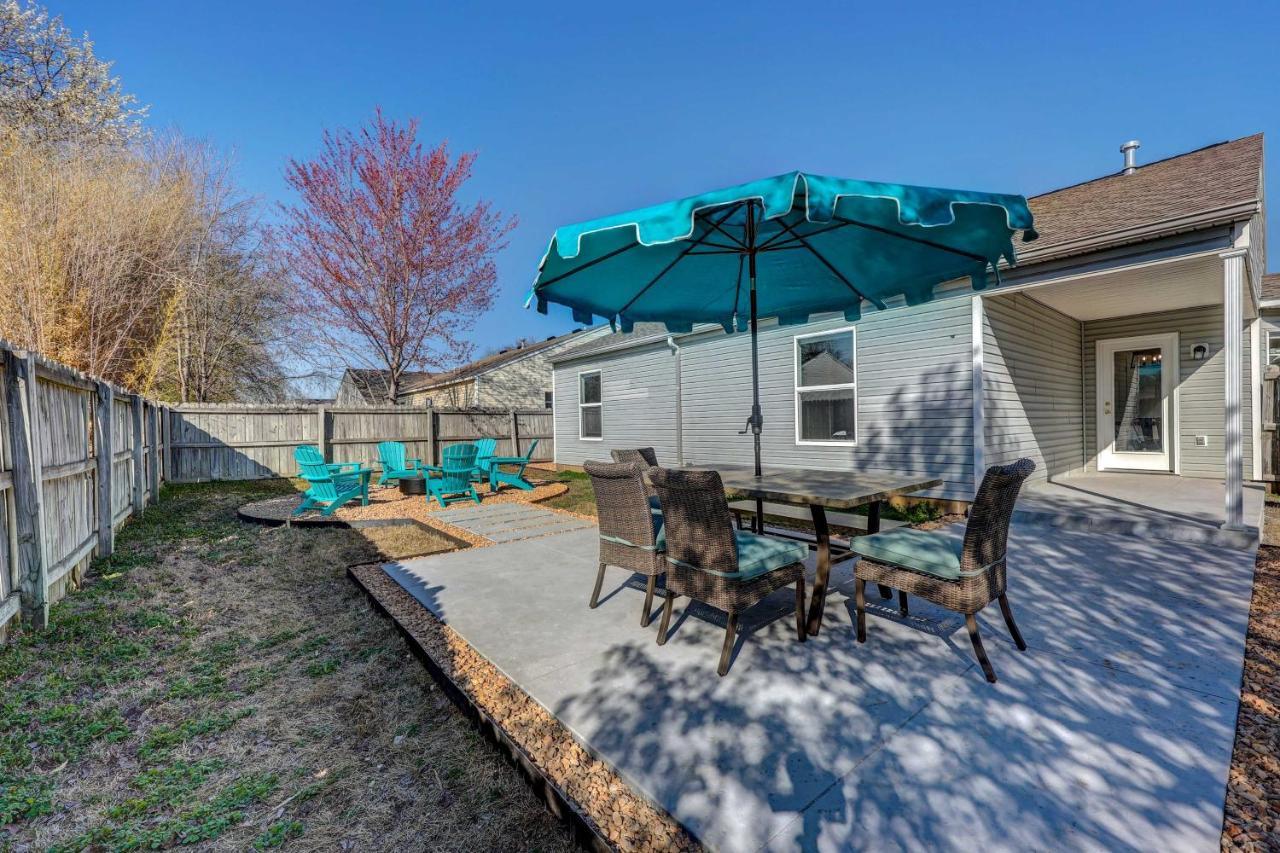 Chic Bentonville Home With Patio And Fire Pit! Экстерьер фото